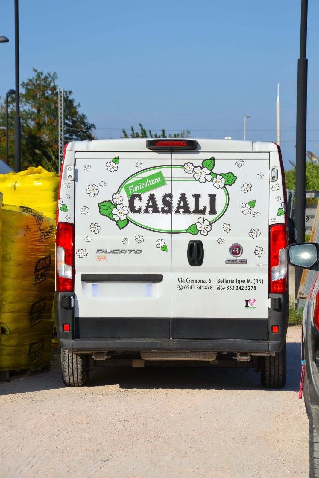 Il furgone della Floricoltura Casali, con il logo e i recapiti sul retro